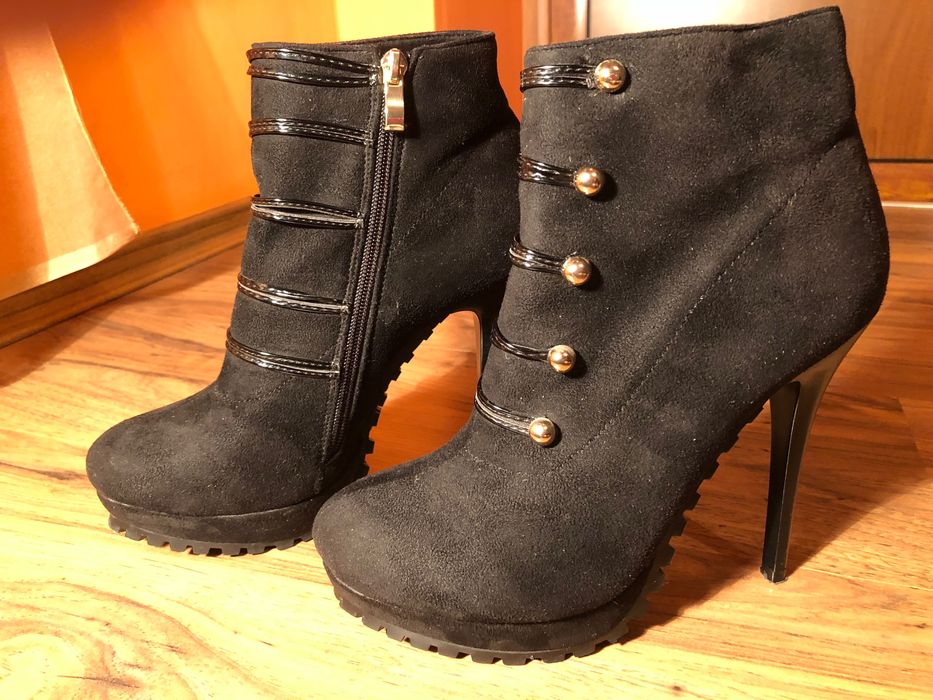 Елегантни велурени боти с висок ток