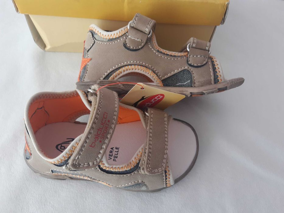 Нови Сандали и маратонки №22