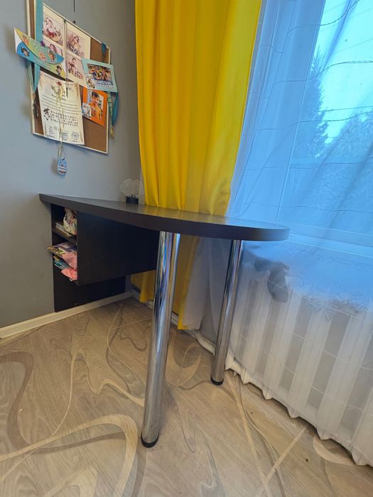 Стол для учебы или в ресепшен