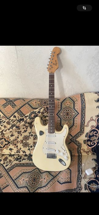 Продам гитару Fender Squier, белого цвета.