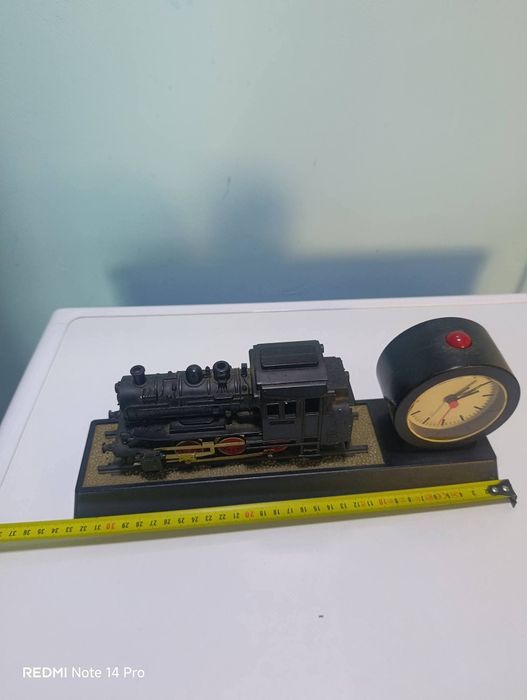 Винтидж аналогов часовник с локомотив