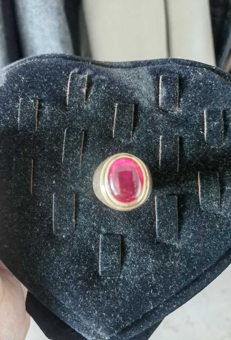 Златен пръстен с естествен рубин