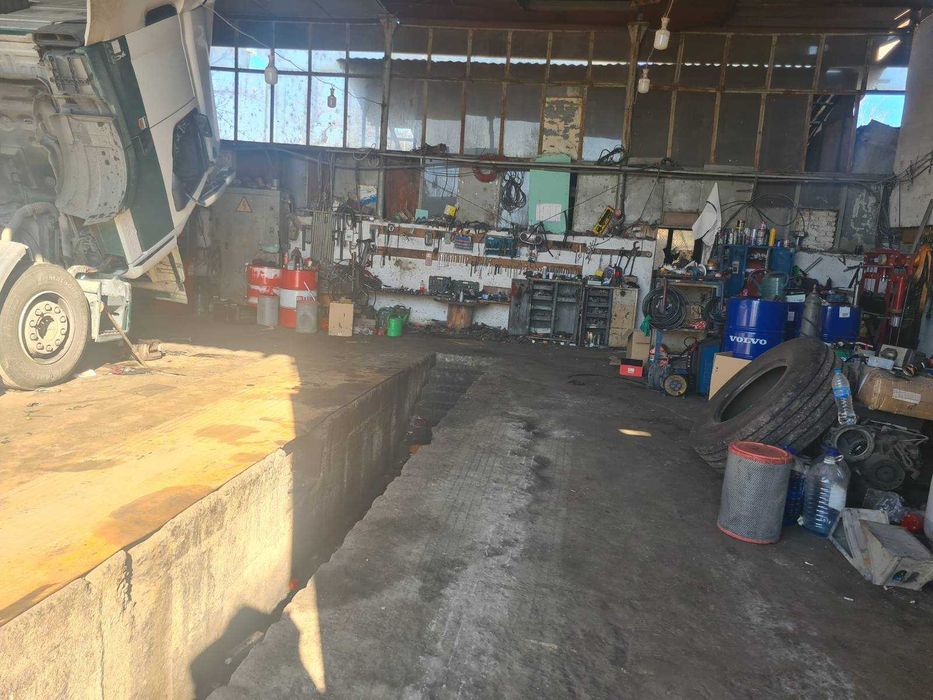 Оборудвано хале за ремонт на камиони