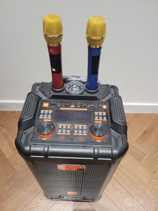 JBZ kalonka karaoke uchun 2 ta mikrafoni ham bor o'ziniki