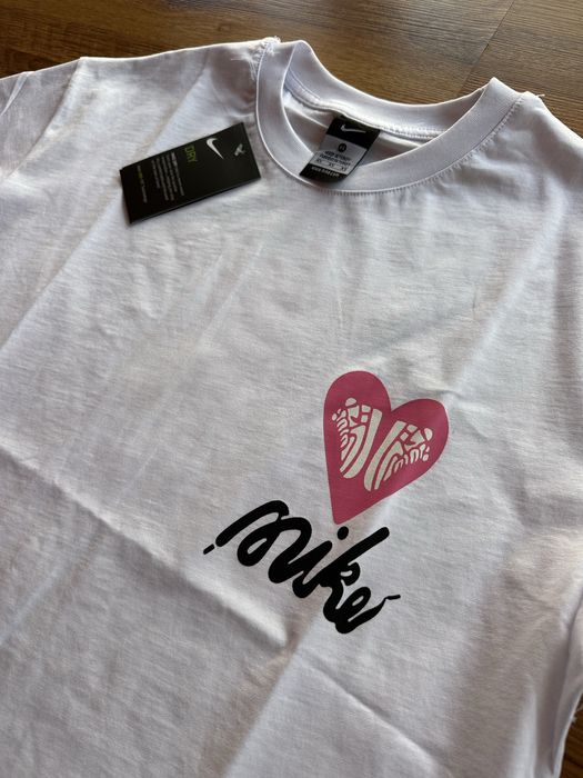 Дамска,памучна,бяла тениска Nike с голяма щампа на гърба