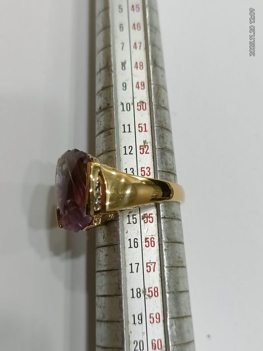 Vind inel din aur 14kt cu ametist sculptat