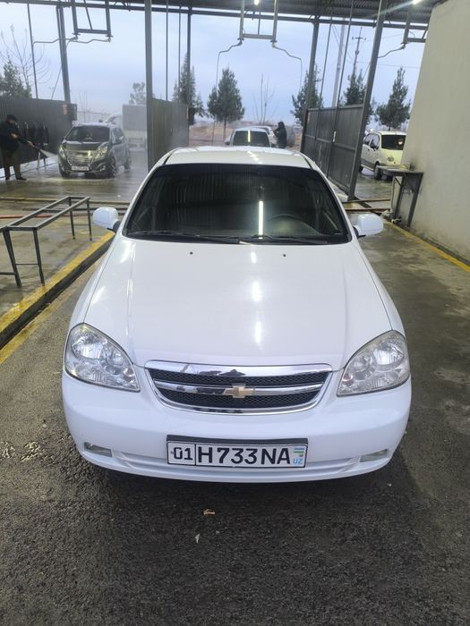 Lacetti 1.8 sotiladi