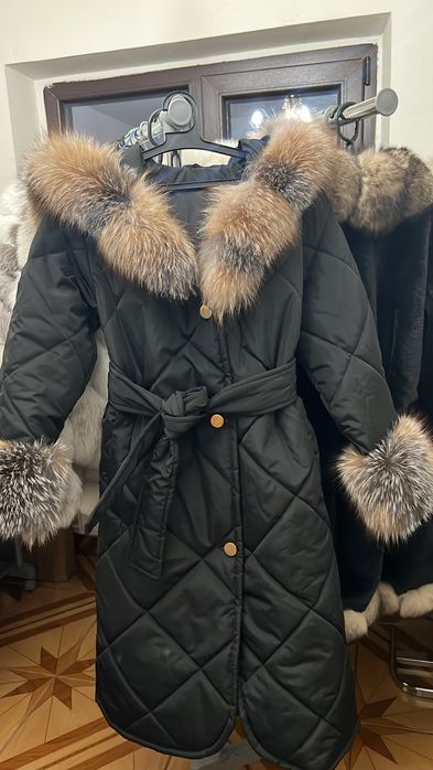 Geacă din fâș impermeabil accesorizată cu blană naturală din vulpe can