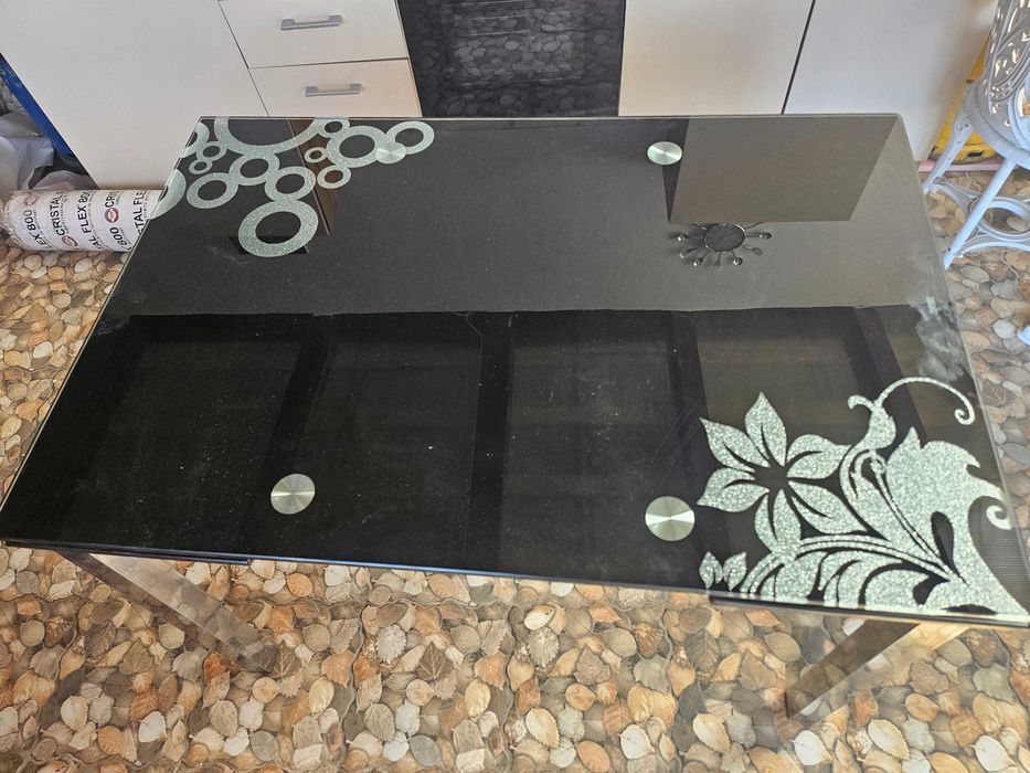 Masa de sticlă cu 4 scaune