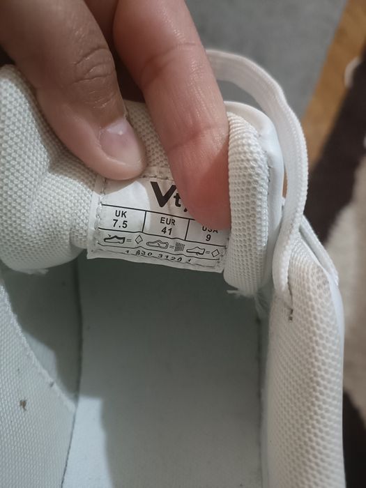 Vând adidași mărime mare