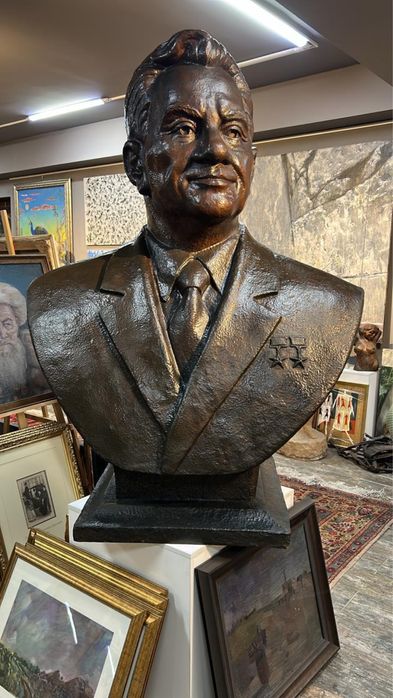 Монументальный бюст Д.А. Кунаева