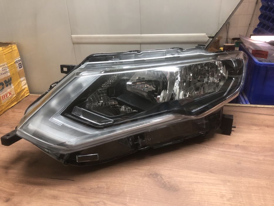 Фара левая Nissan X-trail