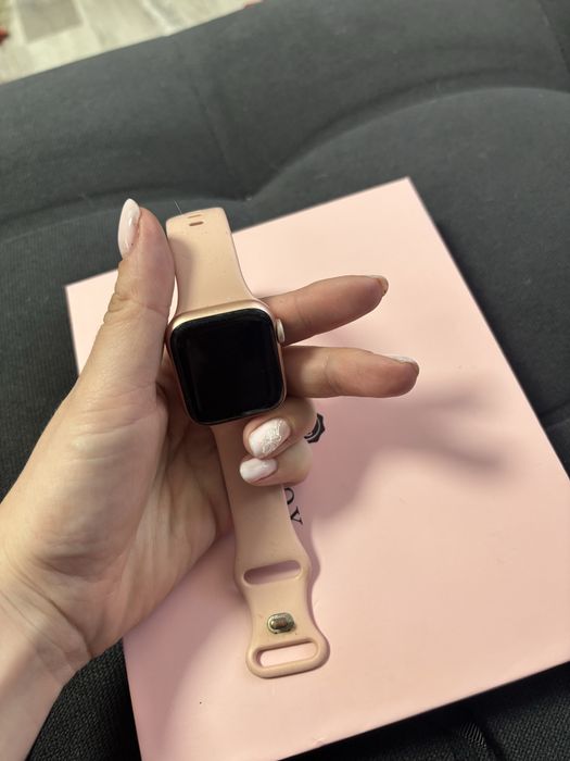 Смарт часовник Apple Watch 6, 40 mm, 92% батерия + допълнителни каишки