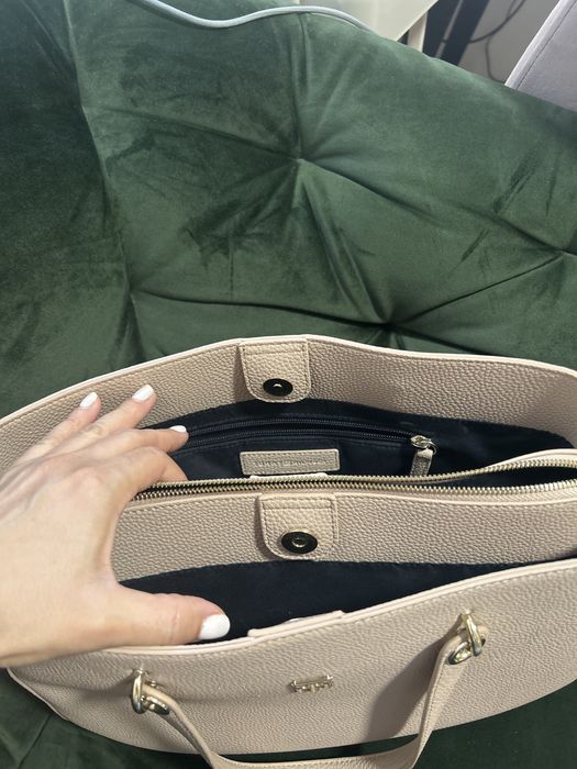 Vand poseta Tommy Hilfinger,ca si noua