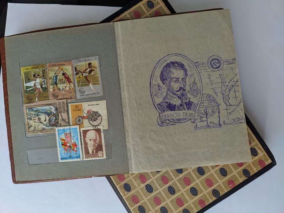 Продам 2 альбома с почтовыми марками.