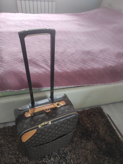 Продам чемодан кожаный