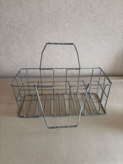 Метална кошница - супер здрава и удобна за носене.