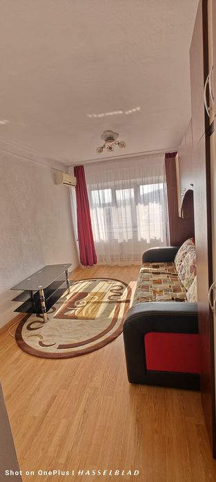 Închiriez apartament cu 4 camere decomandat în Nicolina la bulevard.