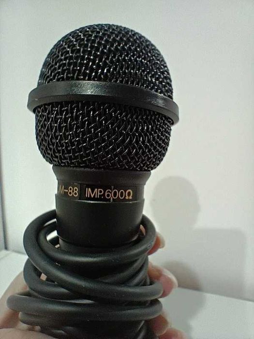 Microfon Dinamic AKAI ADM-88 – Ideal pentru Karaoke, Podcast sau Evenimente