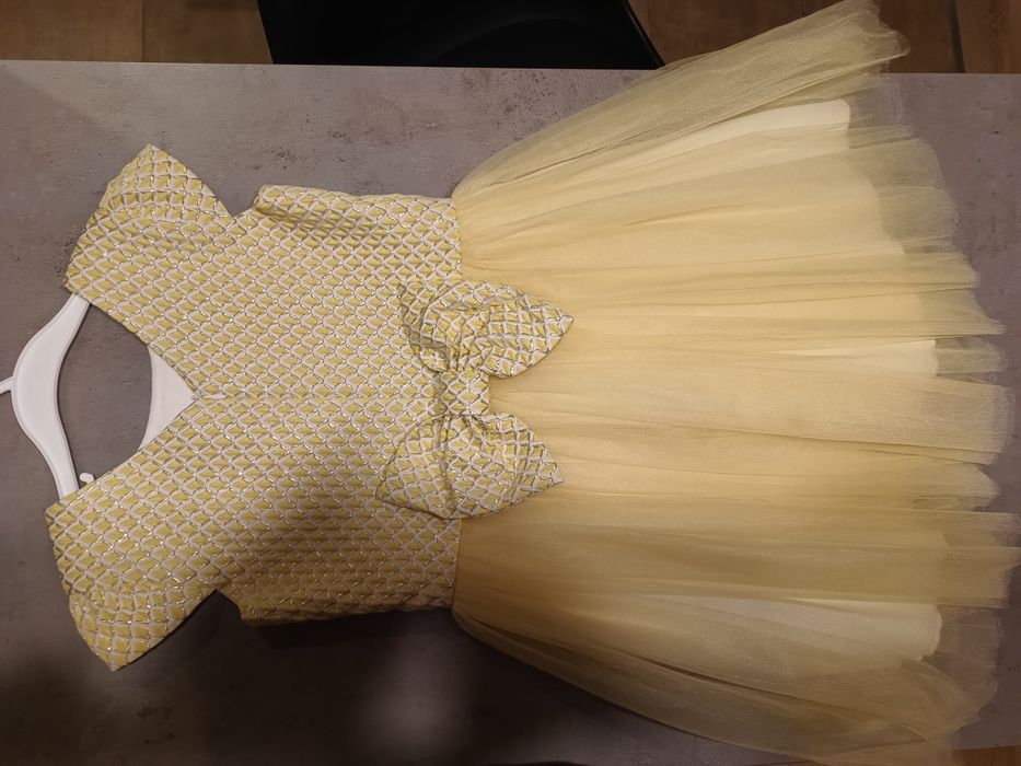 Кокетни празнични роклички момиче  7-8 години.