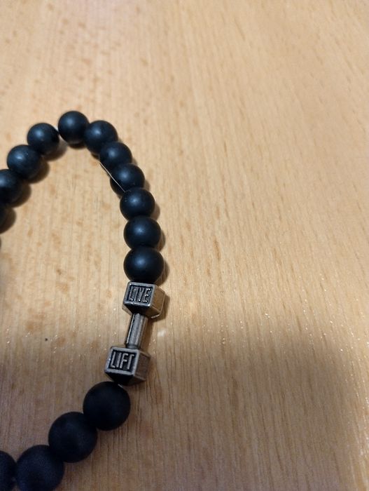 Стилен мъжки часовник с метална каишка.