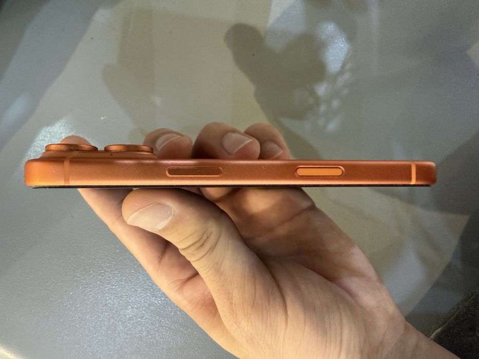 iPhone 17 pro ORANGE