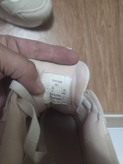 Продам женские кроссовки