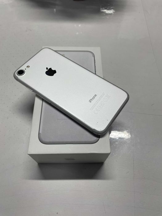 Iphone 7 32 GB Silver С кутия