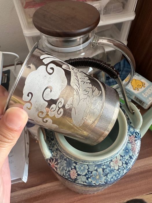 Îmbrăcăminte, cosmetice, accesorii și articole legate de femei și China.