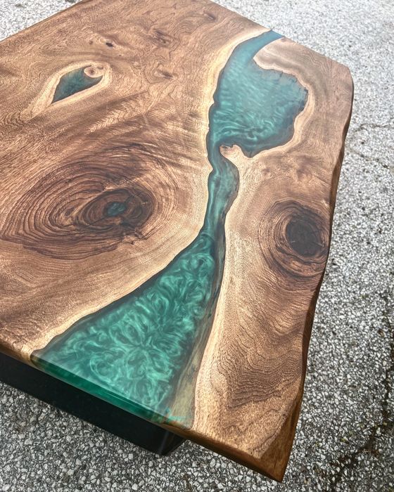 Уникална холна маса от орех и епоксидна смола