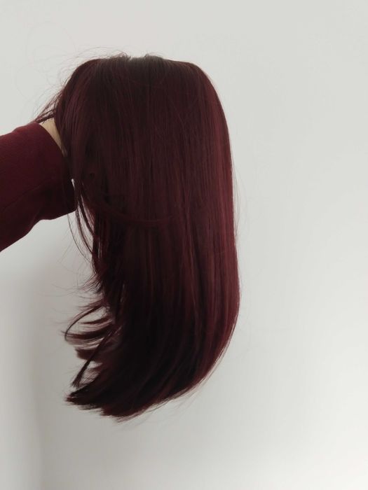 Червена перуки с бретон, само за 15€ всяка.