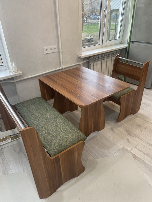 Стол со стульями