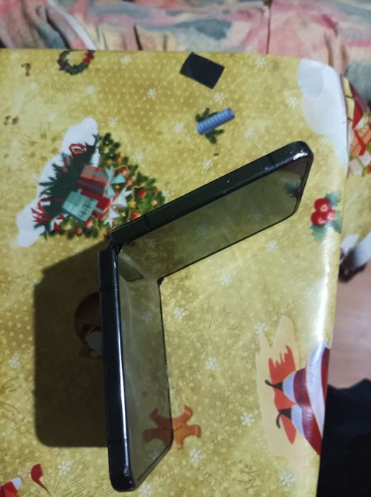 Samsung Z flip 5(256GB,12GB RA)--pentru piese sau de reparat