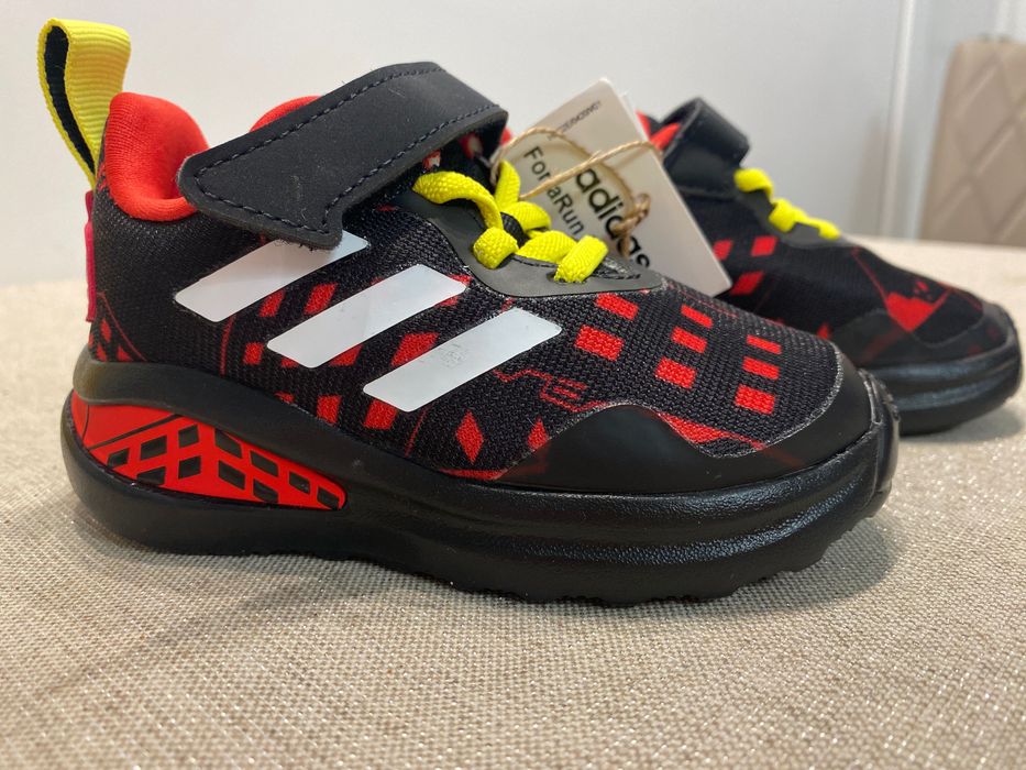 Adidas Superhero Marvel Adventures маратонки детски 22 номер нови