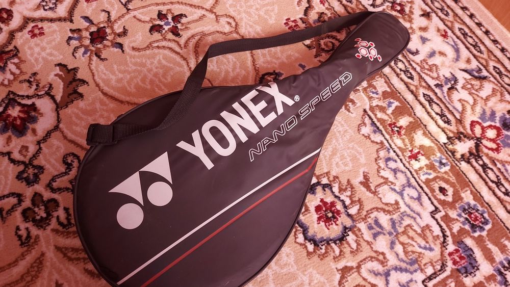 Теннисная ракетка