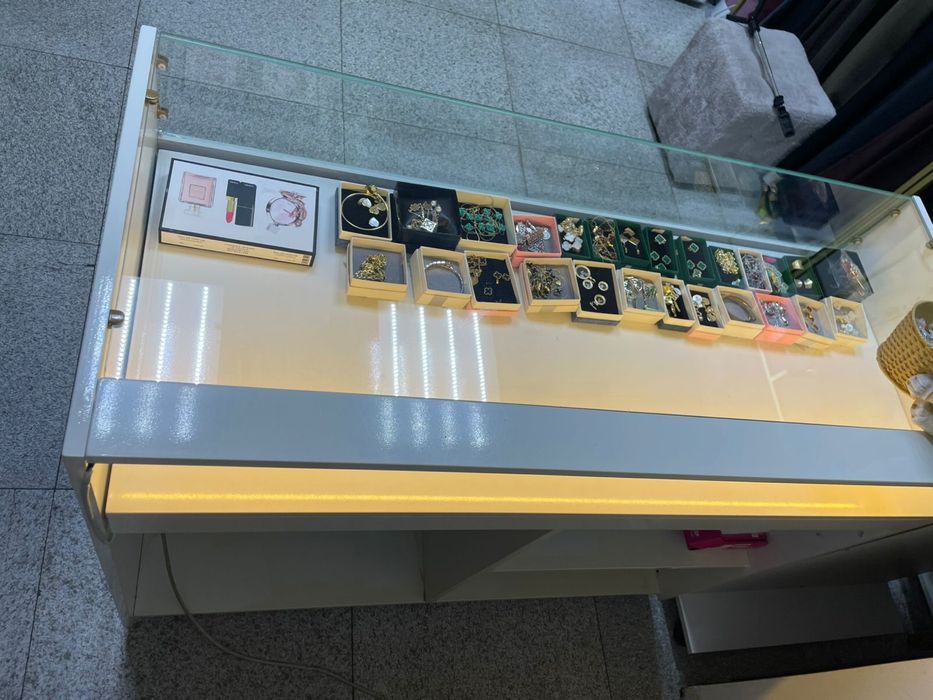 Стилаж маникены примерочная