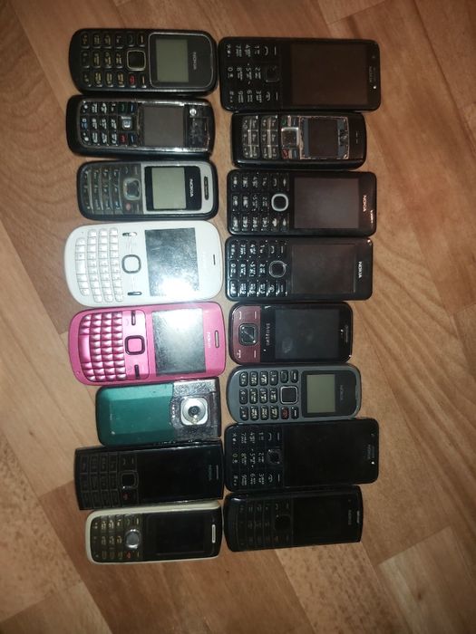 Продам простой телефон f300