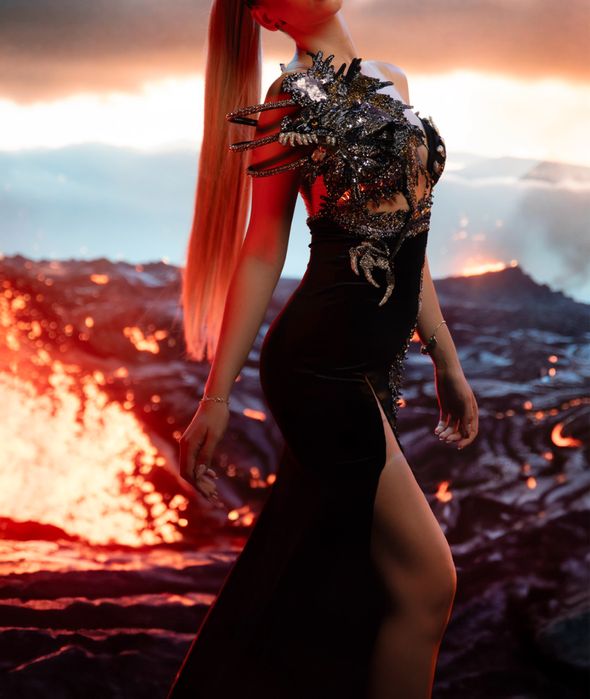 Бална рокля с дракон от камъни