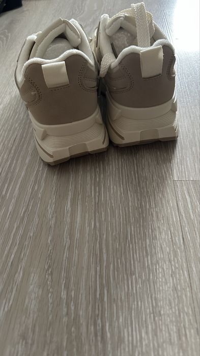 Новые кроссовки белые