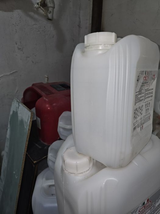 Тара пластиковые 5л.,20л.срочно продам