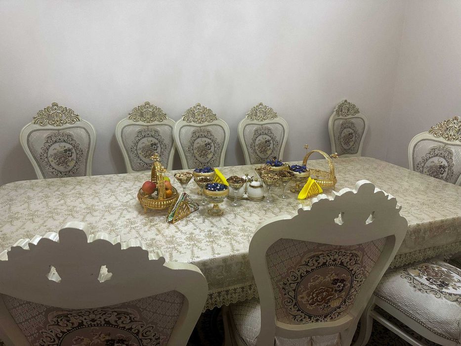 Стол со стульями как новый