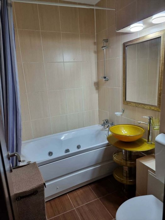 Închiriez apartament cu 2 camere