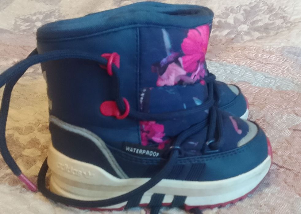Продам детские ботинки Adidas
