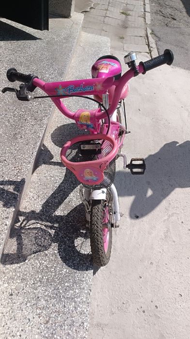 велосипед за момиченце има и помощни колела