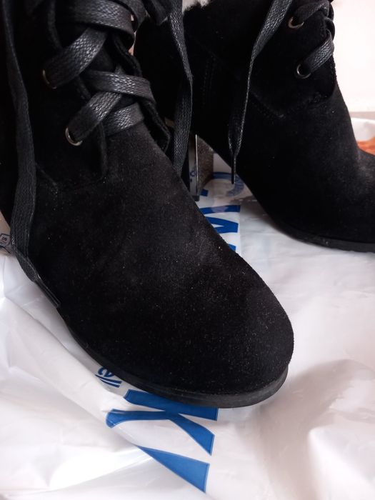 Велурени боти на ток