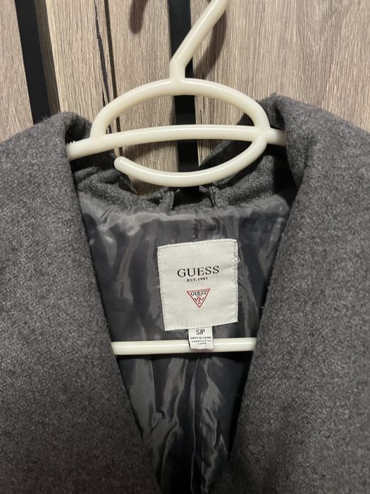 Сиво палто на Guess