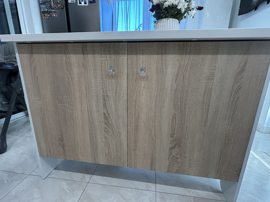 Insula de bucatarie+ 2 scaune