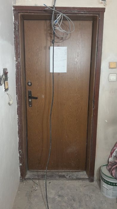 Масивна входна врата