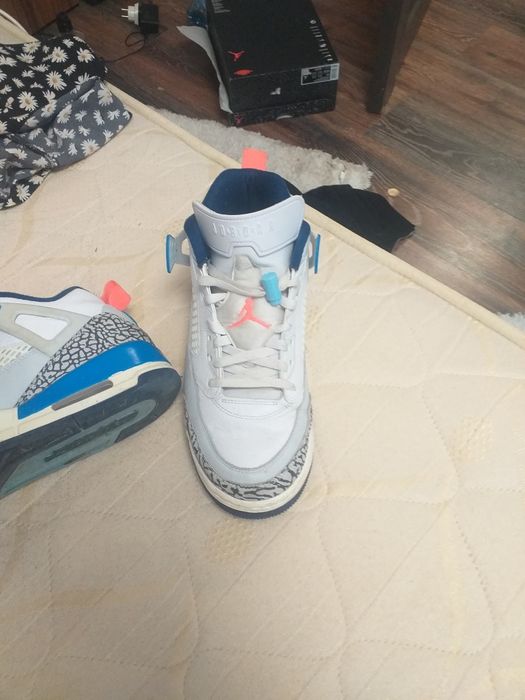 Vand jordani 4 spizike low,stare 8/10,marimea 43 44 ,pret 150-200 ,Cu tot cu cutie doar in Iasi