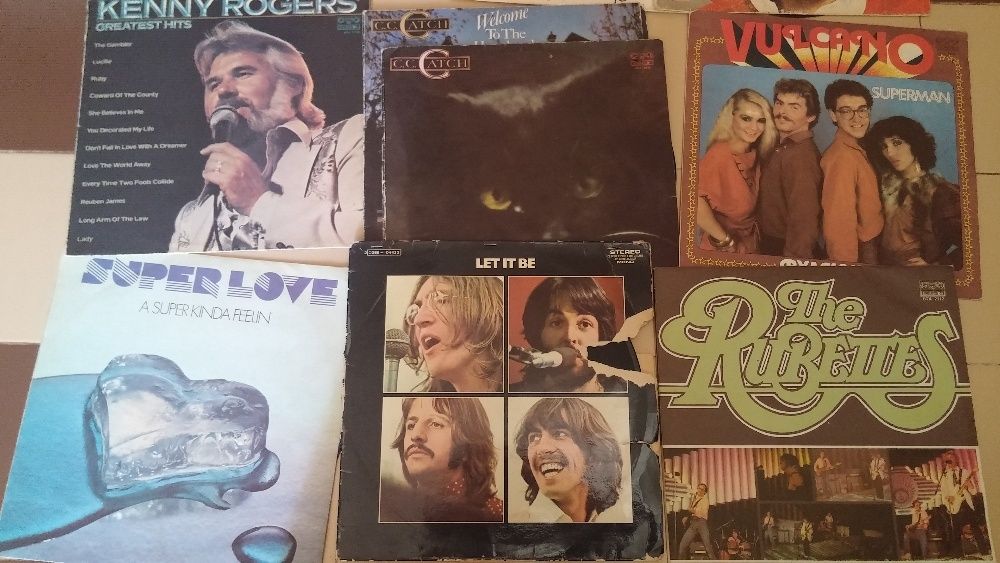 Продавам грамофонни плочи на чужди естрадни изпълнители.